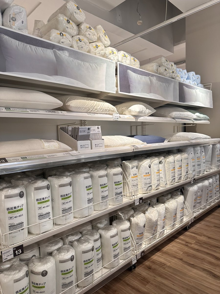 salah satu ilmu yg gak diajarkan di sekolah tp bermanfaat, cara pakai bantal &amp; pilih bantal yang tepat dari berbagai jenis dan bentuk bantal di pasaran.

abis nonton youtubenya Dr Jon Saunders baru tau kalau bantal  berfungsi untuk menopang/support leher, bukan kepala.