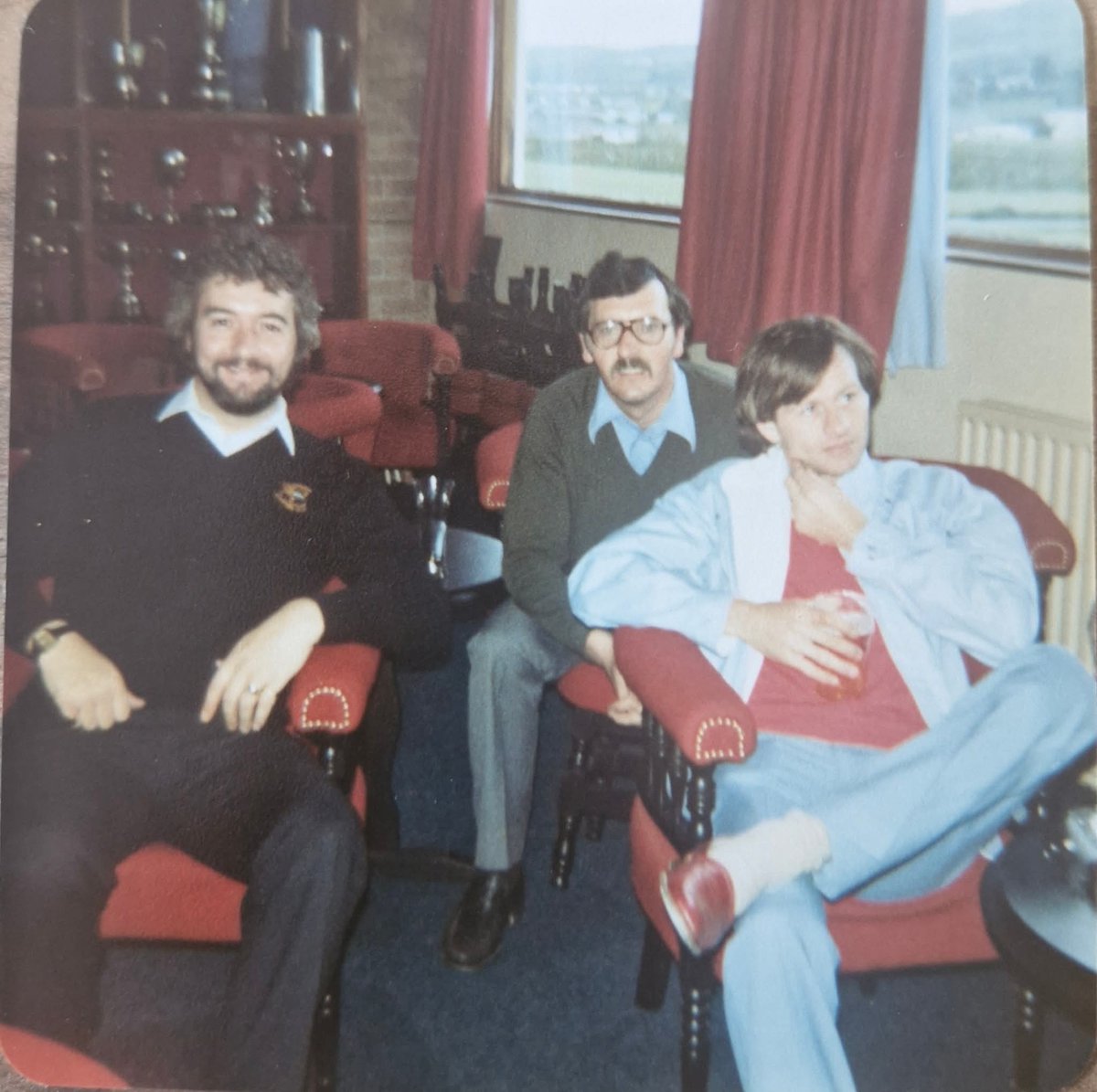 PhilMODTHFC's tweet photo. #JohnVirgo would have been 80 today..Had a great life and career..Here he is enjoying a shandy with his long time pal,#AlexHiggins https://t.co/iFKrnEmQn5