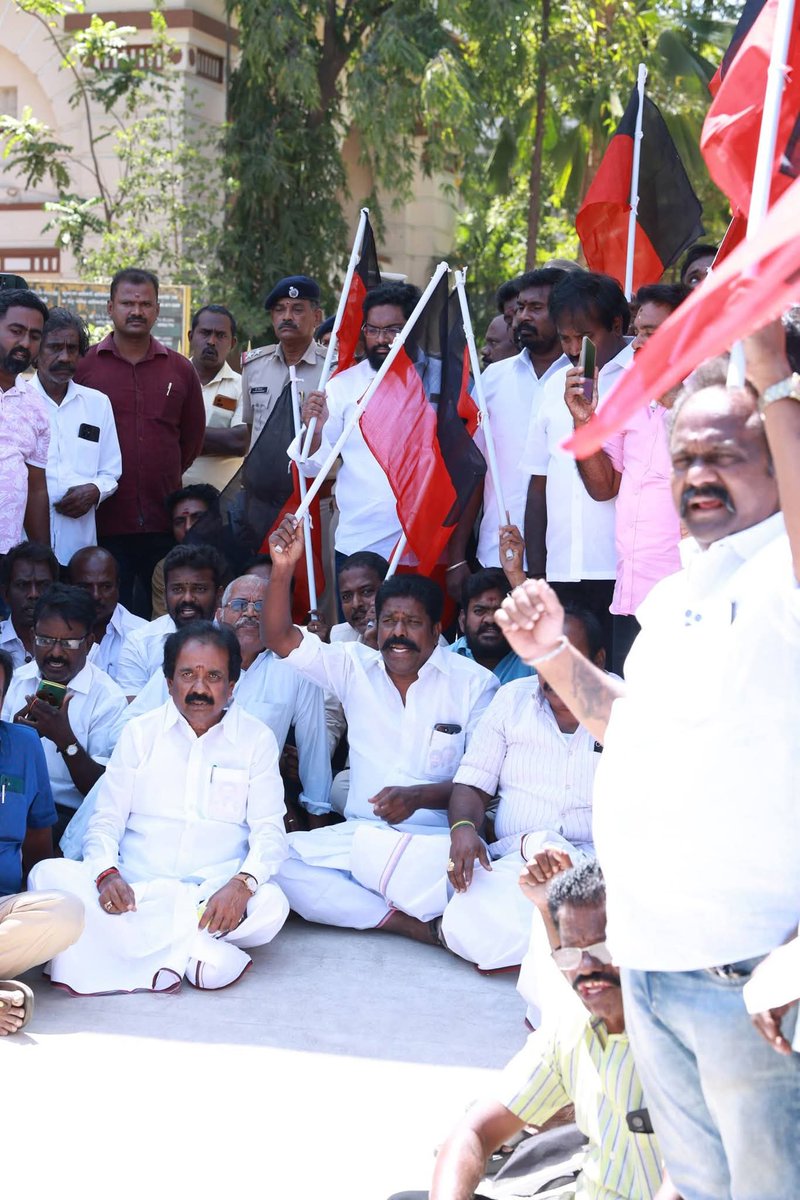 Anbutry's tweet photo. என இந்தியில் பெயரிடப்பட்டுள்ளதை எதிர்த்து கண்டன ஆர்ப்பாட்டமானது மாவட்ட செயலாளர்கள் திரு. @Vairamani_DMK அவர்கள் தலைமையில்,எனது முன்னிலையில் இன்று நடைபெற்றது. https://t.co/FNTrsATFqF