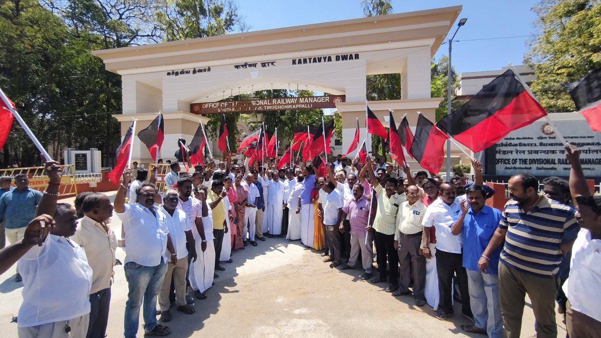 Anbutry's tweet photo. என இந்தியில் பெயரிடப்பட்டுள்ளதை எதிர்த்து கண்டன ஆர்ப்பாட்டமானது மாவட்ட செயலாளர்கள் திரு. @Vairamani_DMK அவர்கள் தலைமையில்,எனது முன்னிலையில் இன்று நடைபெற்றது. https://t.co/FNTrsATFqF