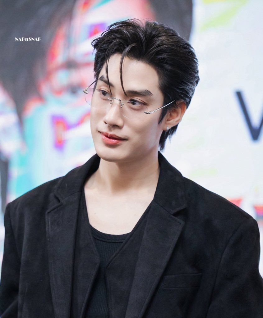 มองมาตลอดว่าพี่เติ้ลตรงเทส prada มาก ทั้งหน้าทั้งลุค ถ้าค่ายกรูมมิ่งให้เป็น เลือกงานที่เสริมภาพลักษณ์แทนที่จะเน้นแต่ปริมาณ มันจะสร้าง value ให้เด็กไปได้อีกไกลมากๆ ค่ายควรเลิกมองแค่กำไรระยะสั้น แล้วหันมาวางแผนระยะยาวได้แล้ว มีของดีในมือแต่ไม่รู้จักใช้ให้เป็นมันก็น่าเสียดายอะ