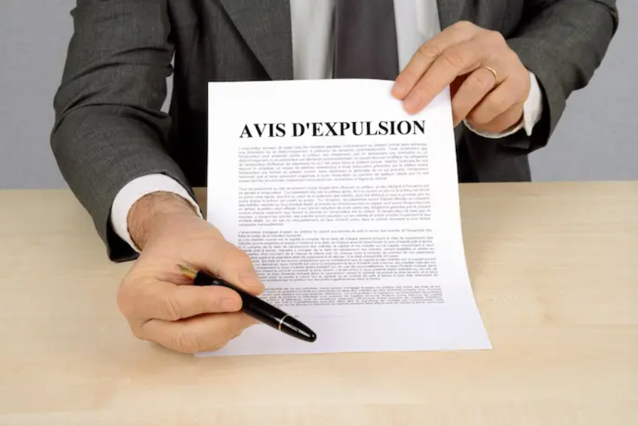 Des députés veulent confier les expulsions de squatteurs à la sécurité privée. Une nouvelle activité dans le Livre VI du CSI. Une ligne que l'on croyait infranchissable. Notre secteur ne sera plus jamais le même. 
#SecuritePrivee #SSIAP #CNAPS ... 83-629.fr/expulser-les-s…