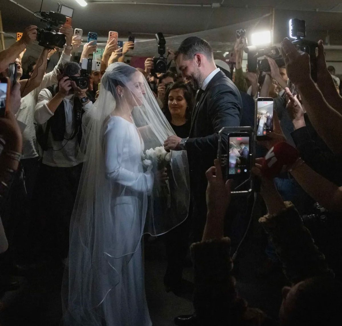 Una boda anoche en un refugio antimisiles en Tel Aviv.

Los israelíes son invencibles.

📸 Haim Goldberg.