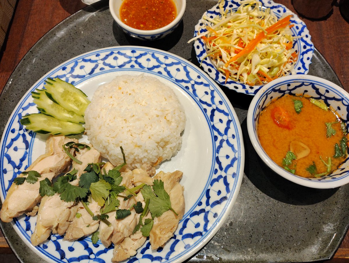 mapotofuzuki_'s tweet photo. カオマンガイ 1,300円

今日もセールスフォースビルでランチ！
タレがちょっと辛かったけど癖になる辛さで🙆！
ダークソースが好きだからちょっと残念…
あと備え付けの魚醤は辛かった
キャベツサラダは甘酢？のドレッシングでナムルみたいで新鮮だった

#メナムのほとり 丸の内
#ランチ https://t.co/iLf5ORayaR