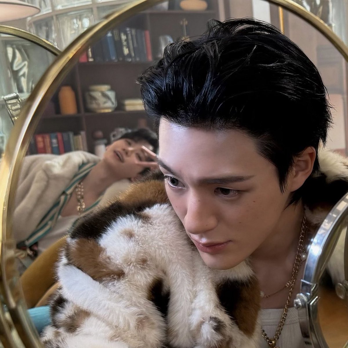 รูปนี้ตลกอ้ะ คือตอนแรกโฟกัสแค่เจโน่ แต่แจมินมีแอบมาโผล่จ้ะเอ๋ด้านหลัง 555555555555555555 ซนอะ