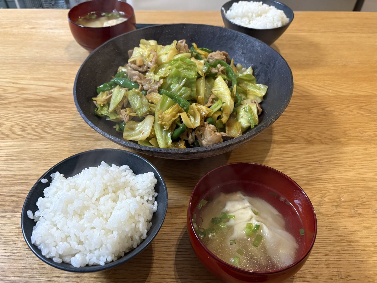 たろくんからリクエストがあり、人生初めて回鍋肉を作りました
お店でも食べたことがないので正解かはわかりませんが美味しいので満足です
スープはエビワンタンスープ🦐🦞