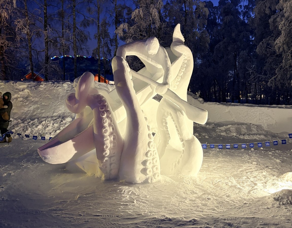DiscoverFinland's tweet photo. If you have not had a chance to see the sculptures of the Nallikari Snow Fest yet, this week the Arctic Sculpture Park in @NallikariFI, Oulu, is open daily from 11am to 4pm! 
https://t.co/geEGnSCPtB https://t.co/EElb7pO0dh