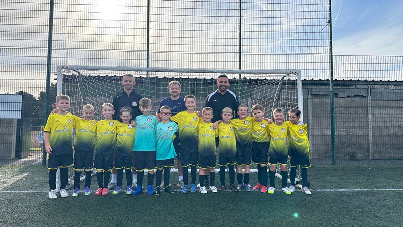 CoveFC_Official's tweet photo. 🟡 𝐂𝐎𝐕𝐄 𝐔𝟖’𝐬 𝐂𝐇𝐀𝐑𝐈𝐓𝐘 𝐂𝐇𝐀𝐋𝐋𝐄𝐍𝐆𝐄 ⚫️

This May, our Cove U8’s will be taking on a 5K obstacle course to raise money for local charity Brightest Stars 🌟

Brightest Stars was set up in memory of the dad of one of our boys and provides vital support and resources to local children who have experienced the heartbreaking loss of a parent or sibling.

The team are putting themselves to the test for a fantastic cause and we’re incredibly proud of them for stepping up to make a difference. 
If you’re able to support the boys and this wonderful charity even a small donation would be hugely appreciated.

🔗 Donate here: https://t.co/ogmtBehY7c

Please also help by sharing this post so we can spread the word and support this amazing cause.

#upthewasps 🐝