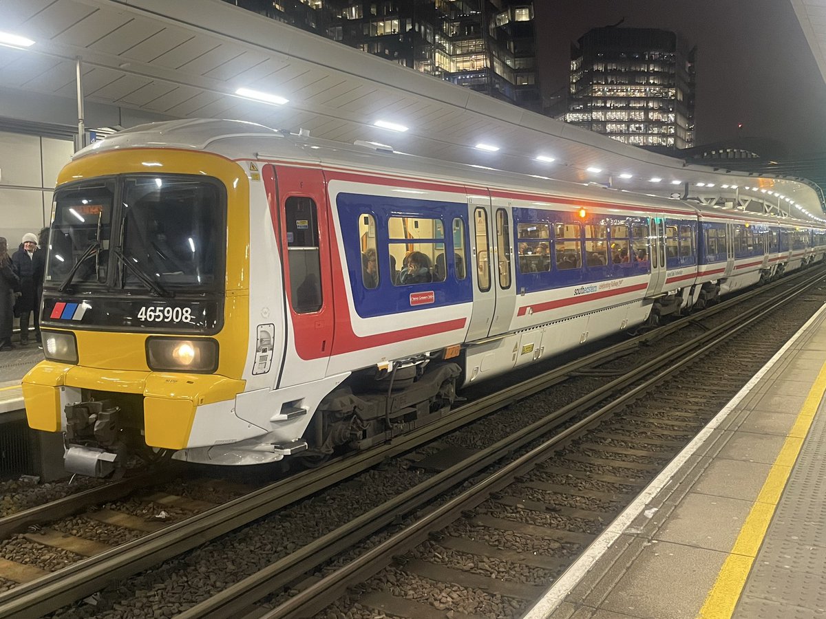 FerrarifanOls95's tweet image. As soon as this thing becomes preserved, I would absolutely love to take it out for a run! Southeastern Trains’ Kent Link Networker 465908 seen at London Bridge, working service 2S62 from London Charing Cross to Sevenoaks. #Class465 #GECAlsthom #Alstom #NetworkSoutheast #KentLink