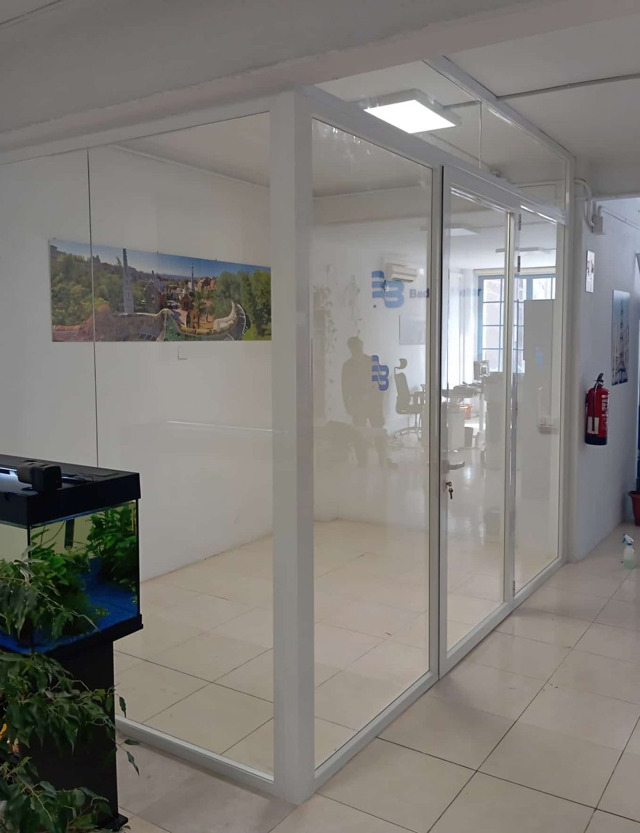 AluminioPonsico's tweet photo. Estructura con vidrio laminado 4+4 silence de la serie 350 EUR en lacado blanco compuesto por fijos y una puerta practicable
https://t.co/eR95OaBEUx https://t.co/4KnrM9096E