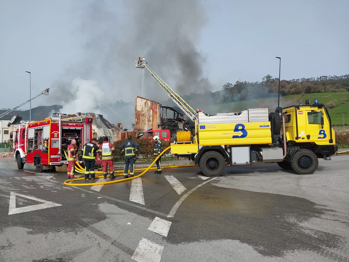 112Cantabria's tweet photo. Se han incorporado al operativo de los Tánagos para la dotación de agua el servicio de Montes, @BomberosAstur y bomberos del Seve Ballesteros. El helicóptero autonómico Maya Dama está realizando descargas de agua sobre la factoría. #PLATERCANT https://t.co/wLDV1p1fBl