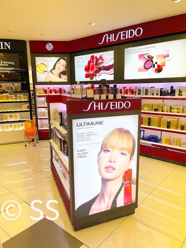 SS_justbehappy's tweet photo. 成田空港で資生堂のLISAがいっぱい！！

いっぱい買っちゃいました！

#LISAxSHISEIDO 
@SHISEIDO_brand @wearelloud https://t.co/IErSTZea7j