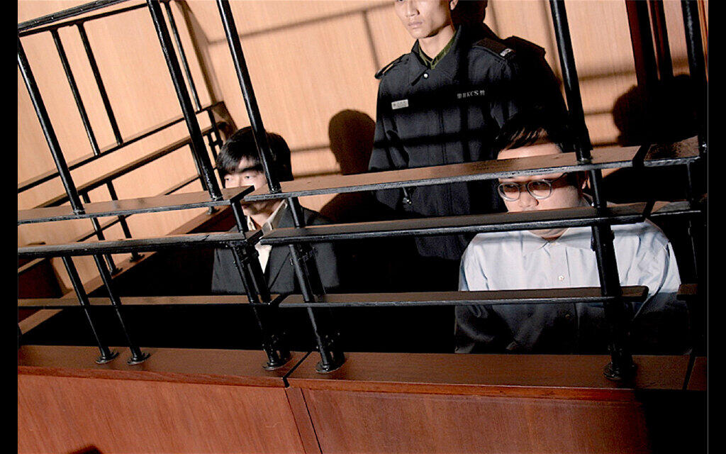 machico_1919's tweet photo. 先日｢正義回廊｣という映画を見た
2013年3月に香港で実際に起こった両親殺害バラバラ事件とその裁判を映画化したものなんだけど
回想で犯人がAV監督のオーディションを受けるみたいなシーンがあって、そこで犯人は｢小さい頃から日本のAVをよく見て体位や技術を学んだ。だから経験豊富｣と言い出すの https://t.co/6Z8FZY1Tw5