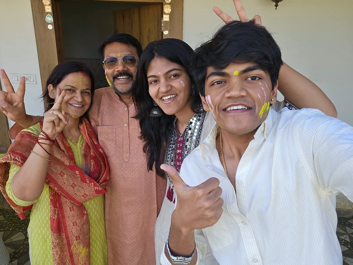 YogendraaPratap's tweet image. होली के रंग, अपनों के संग ...

अपनों के बिना त्योहार का क्या मजा? परिवार के संग होली के रंग और भी निखर जाते हैं। पुनः आप सबों को होली की शुभकामनाएं 🙏

#family #HappyHoli #colours #Holi2026