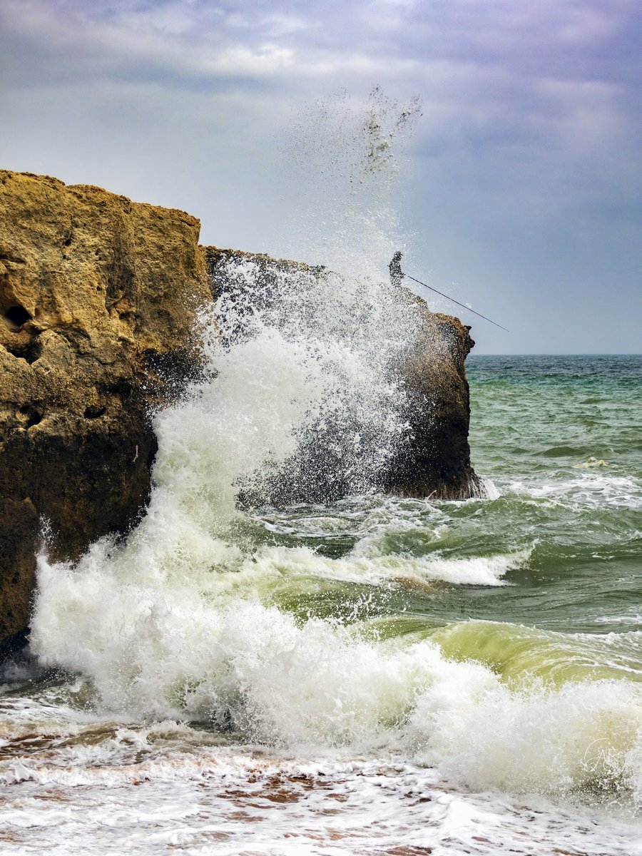 AnnBruen's tweet image. 📍Praia de Albufeira, Portugal

Catch of the Day = a light shower !

The power of the Atlantic and a lone fisherman partially hidden by the sea spray made for a nice composition around high tide at Albufeira, Portugal yesterday afternoon. 

#AtlanticOcean #AlgarveCoast #HighTide