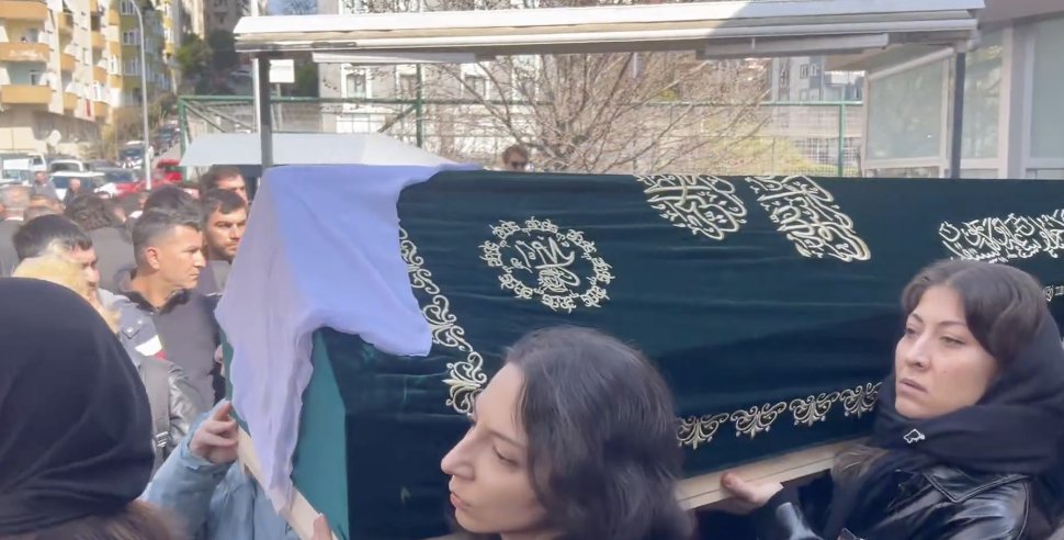 oncecocukkadin's tweet photo. Müvekkillerimiz Fatma Nur Çelik ve kızı Hifa İkra Şengüler'i kadınların omuzlarında, büyük bir öfke ve acıyla sonsuzluğa uğurluyoruz. 

Dernek başkanımız avukat @MujdeTozbeyy , avukatlarımız ve kadın mücadelesine omuz veren milletvekilleri ve yurttaşlarımızla birlikte bir aradayız. 

Kadınların ve çocukların yaşam hakkını elinden alan bu düzenin ve yaşanan bu acı kaybın sonuna kadar takipçisi olacağız. Adalet arayışımızı her sokakta ve her mahkeme salonunda sürdürmeye devam edeceğiz.

Yasta değil isyandayız.