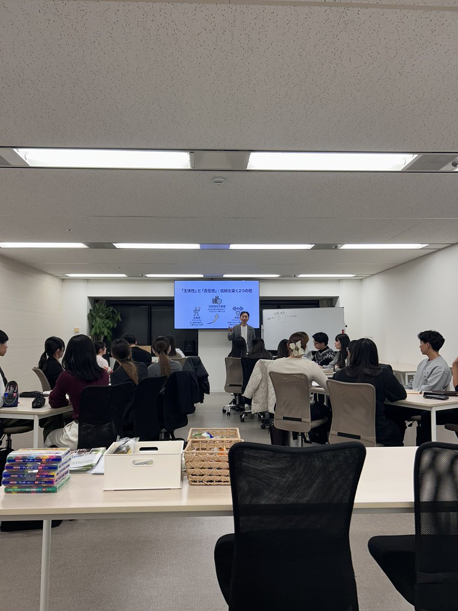 frontier_kouhou's tweet photo. リアル社会人アカデミー開講🎓
社会人基礎力をガチで学ぶ。
 今回の一部🥢
「信頼残高は男女で感覚が違う」
恋愛で例えるからおもろいし分かりやすい😂
詳しく聞きたい人はぜひきてみて！

#株式会社フロンティアホールディングス #フロンティア #社会人基礎力 #リアル社会人 https://t.co/h3Q5kzNTrE