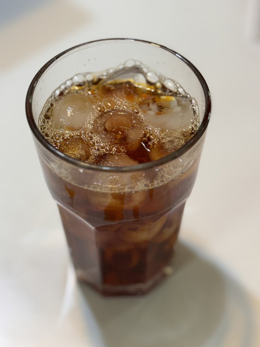 집에는 드리퍼가 칼리타 밖에 없어서
좀 더 진하게 안티구아로 한 잔 내렸습니다.
아이스로는 케냐가 더 나을거 같지만, 
원두도 집에는 안티구아 밖에 없는 관계로
한 잔 마시고 남은 작업과 𝕏를 열심히 해보겠습니다.ㅋ