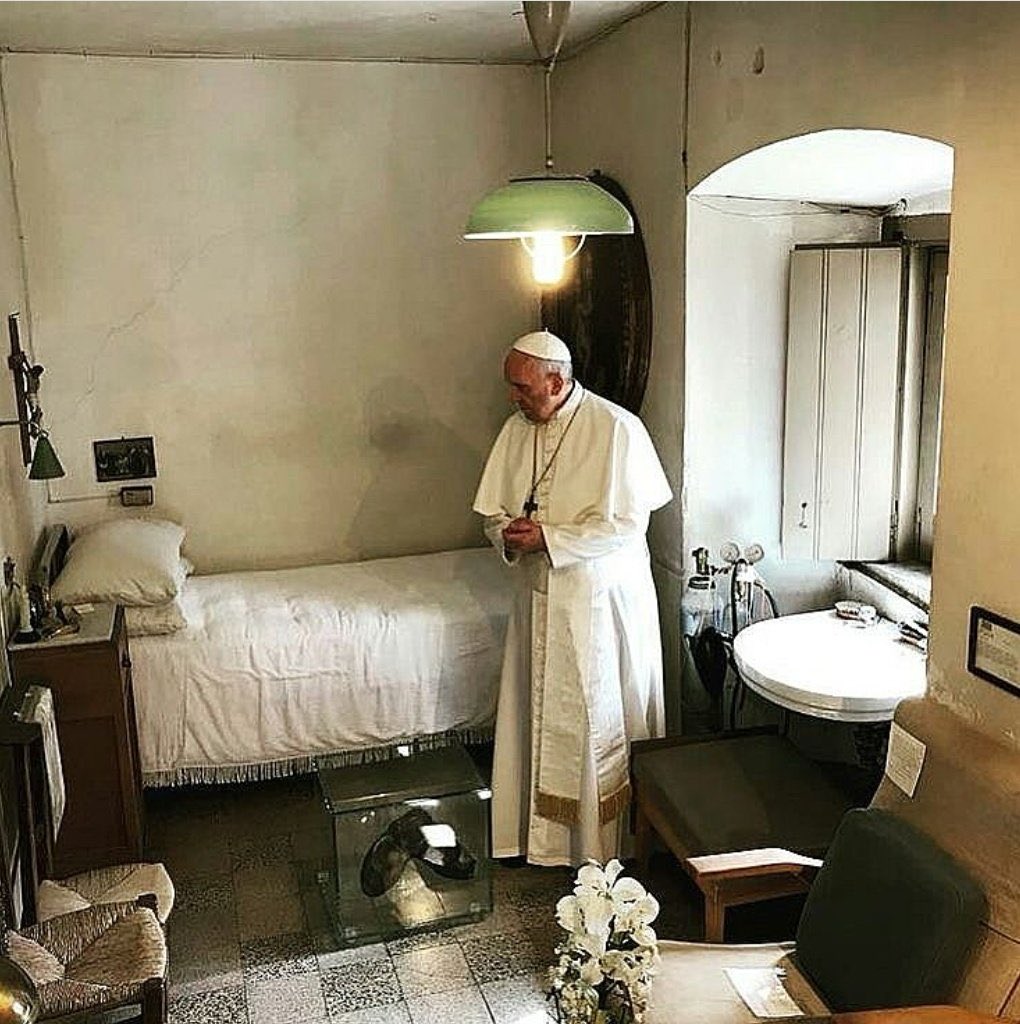 Papa Francisco em sua visita à cela de São Padre Pio de Pietrelcina.