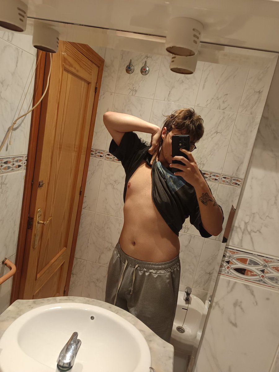 FreakyRed tweet media