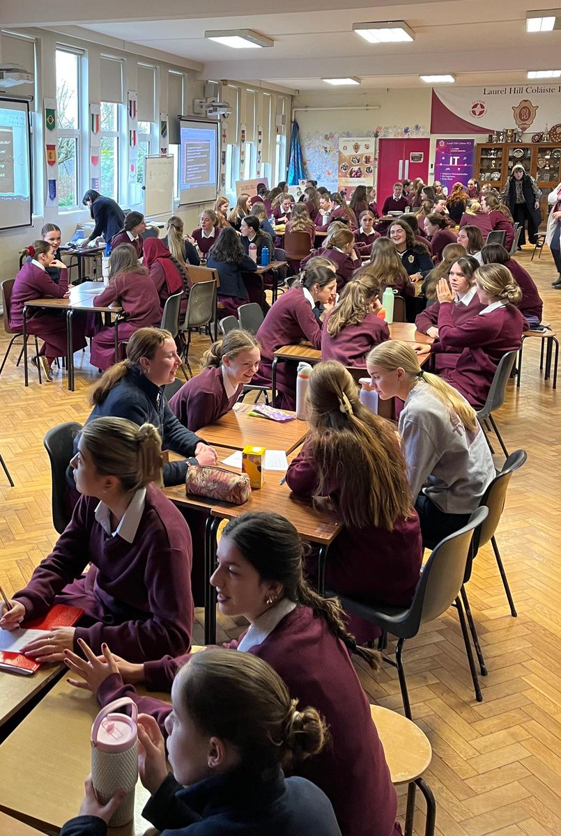 Laurel Hill Coláiste tweet media