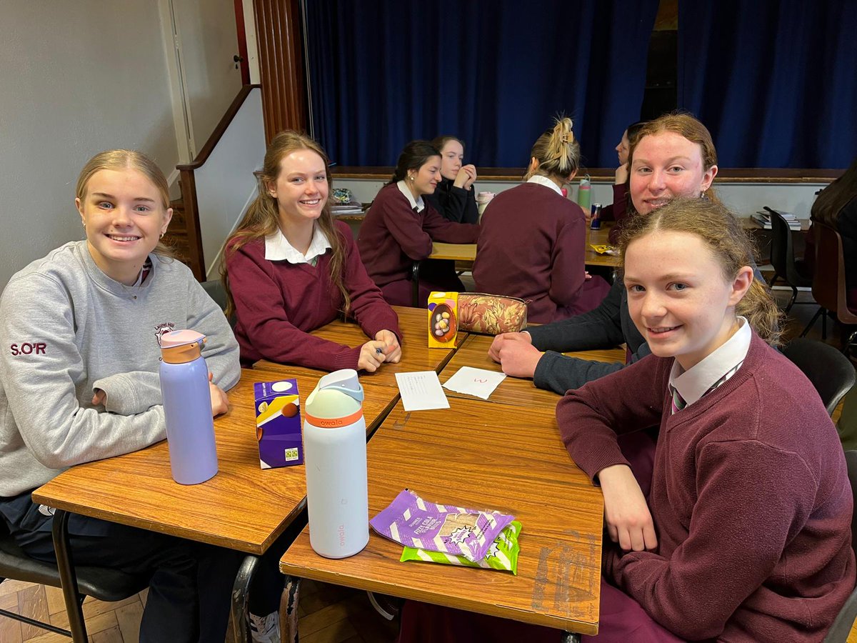 Laurel Hill Coláiste tweet media