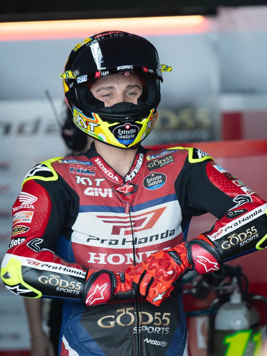 んん？でもこれ一緒かな。微妙にデザイン違うよな。モレイラが使ってる