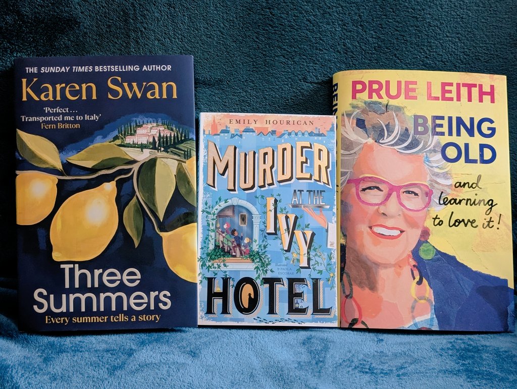 Books By Your Bedside tweet media