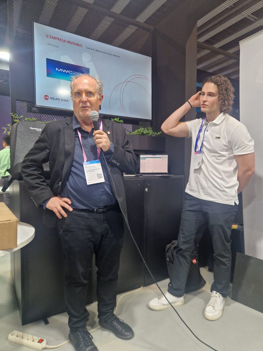 📱 Dia 3 al #MWC2026

Avui és el torn de David Quintanilla, de TIC Osona, que acaba d’iniciar la seva ponència “L’empresa invisible: com la IA elimina la burocràcia” a l’estand de SINERGIA, un espai on GENTIC hi té presència durant tot el congrés.