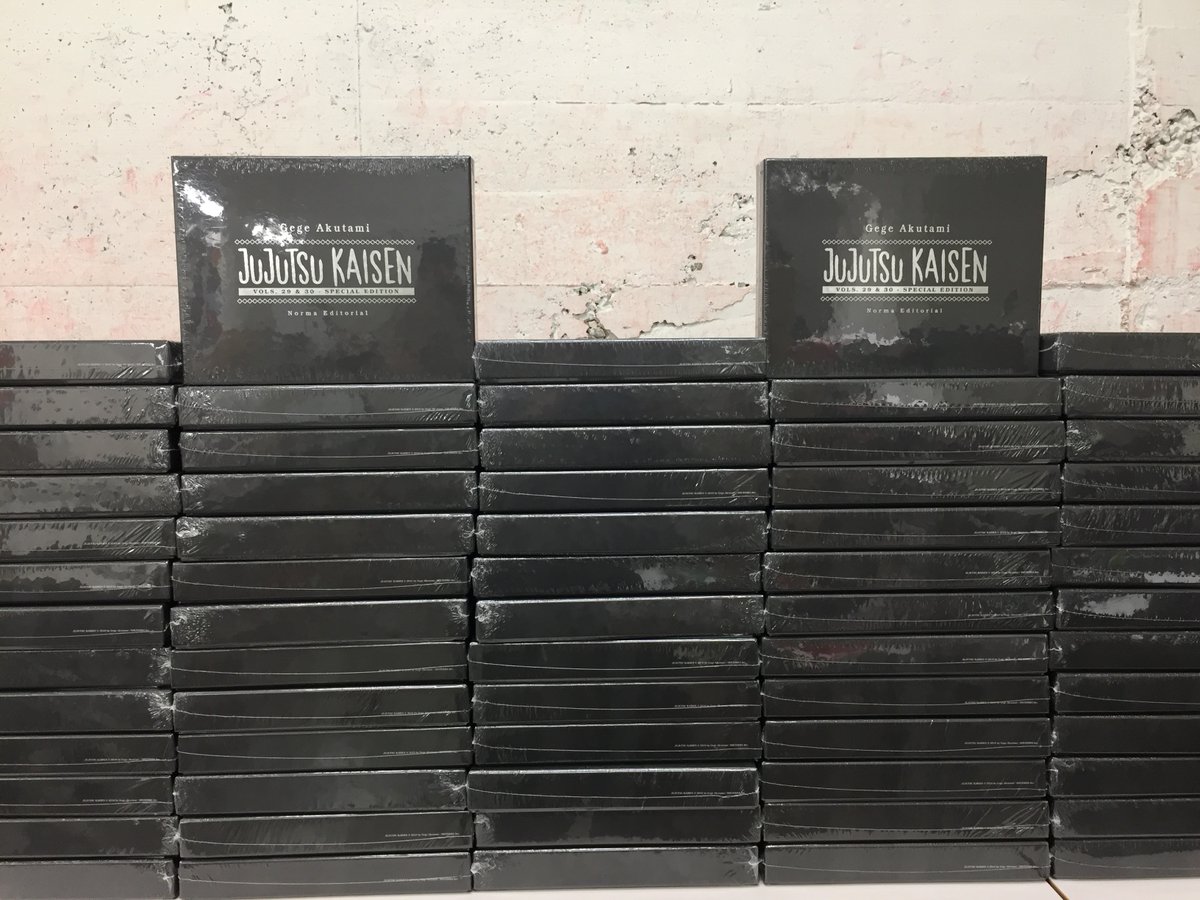 NormaComics's tweet photo. ¡Estamos a tope con los packs de JUJUTSU KAISEN de @NormaEdManga que salen este viernes a la venta! Se nota que había ganas de los tomos 29 y 30 📕😁👺 .

#NormaComics #NormaEditorial #Manga #JujutsuKaisen https://t.co/M1VgTUC2ls