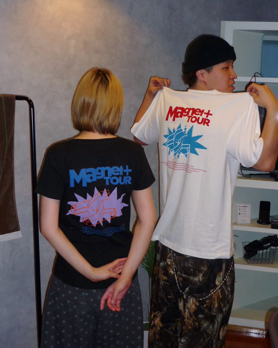 Klang_Rulerinfo's tweet photo. \\ New Goods info !!🧤//

ツアースタートまであと6日★
本日はツアーTをご紹介！
________________________

MAGNET+ TOUR T ¥5,000-
black(ALL)/white&amp;blue(TOKYO)
WM/L/XL(会場限定色はXLのみ)
________________________

Gyoshi着用:WM
SimiSho着用:XL

Magnet + Tour
https://t.co/uiiIZAbjLA https://t.co/YOIO5P4ibn
