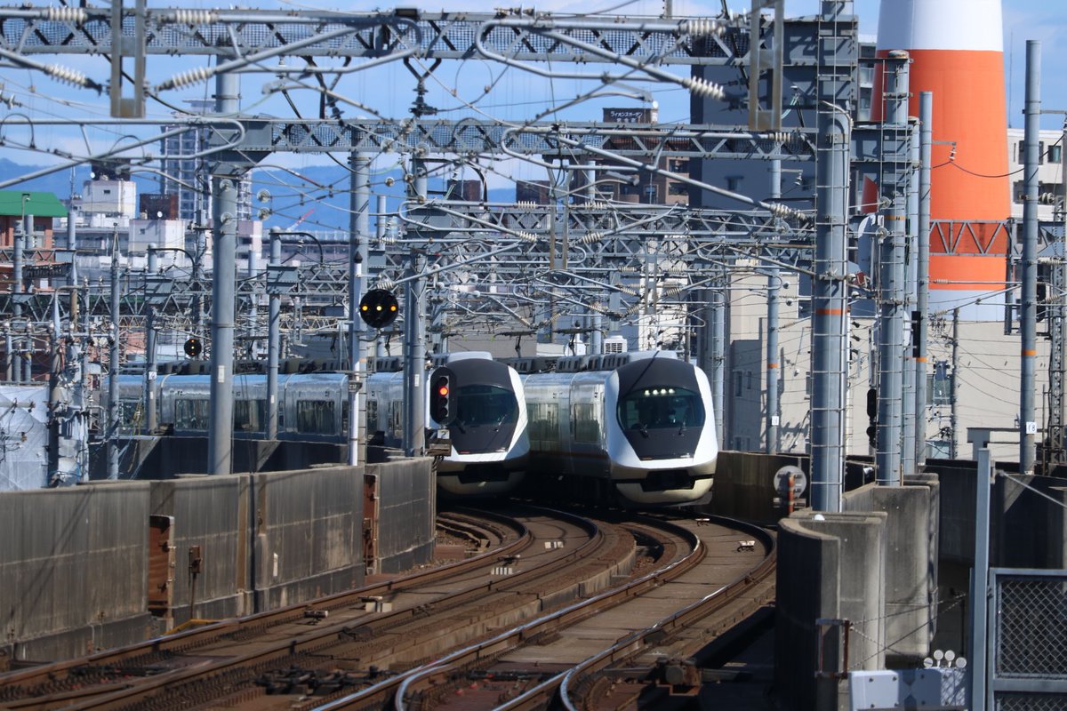 今日は名古屋に旅行に来てたんですが、ダイヤ乱れの影響で目の前でアーバンライナーnextが離合してびっくり