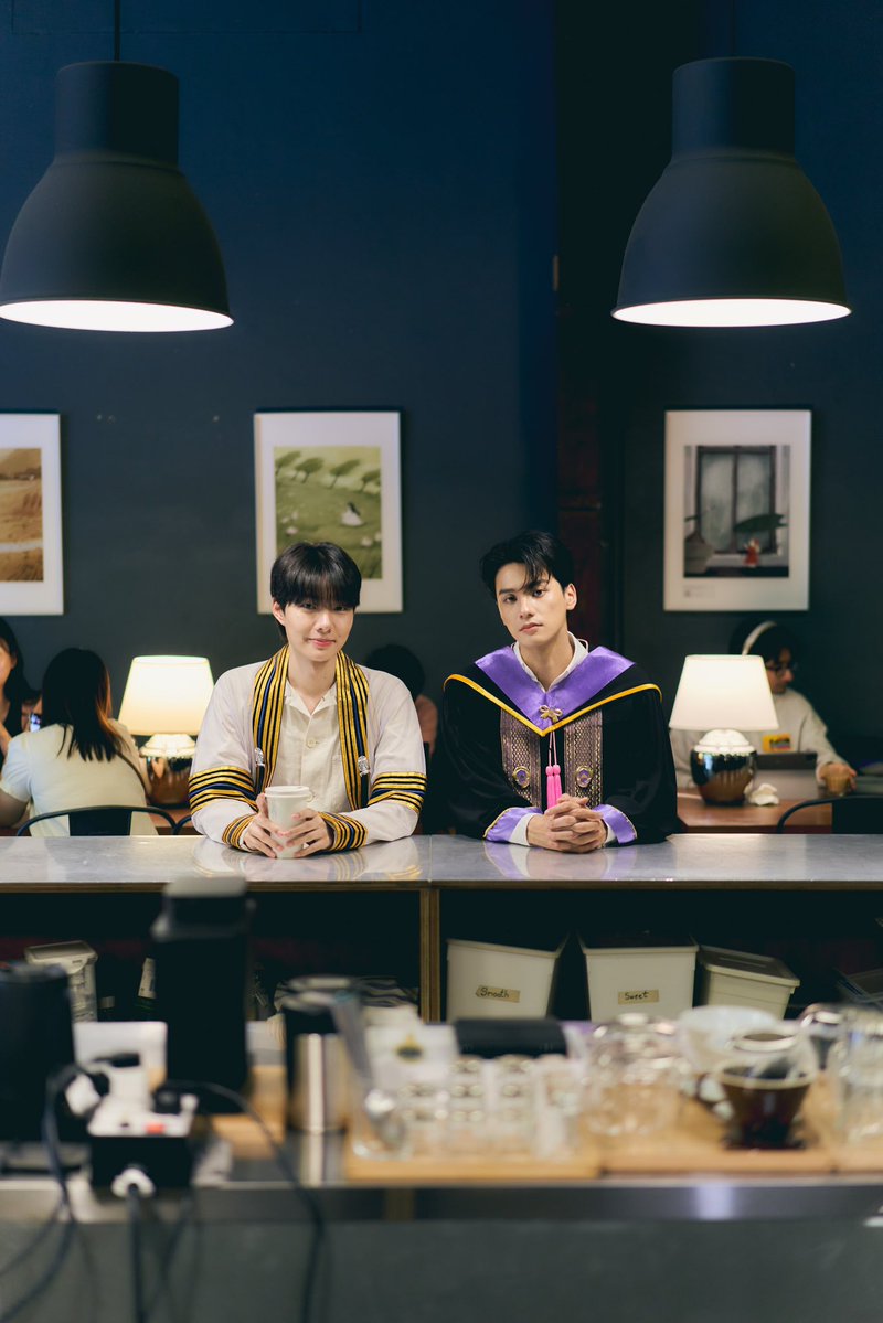 คิดถึงตำนานรูปชุดครุยเลยอะ ตำนานคนพี่เรียนครูจบช้ากว่า 1 ปีเลยทำให้รับเวลาใกล้ ๆ กัน ตำนานไปถ่ายด้วยกันทันทีก่อนพี่รับปริญญาแต่ไม่มีใครลงกระทั่งวันรับปริญญาของพี่ก็ไม่ลงเพราะคยพี่จะเก็บไว้ลงอวยพรวันเกิดให้น้อง ตำนานถ่ายด้วยกัน 3 ที่ แฟนคลับได้ดู 3 รูป มีเท่านี้ 555