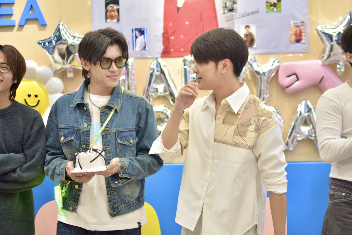 Starforgeoffice's tweet photo. ประมวลภาพบรรยากาศความประทับใจในงานฉลองวันเกิดของน้องฟลุ๊ค Flook 24TH Happy Birthday 🎁🎊 ที่ผ่านมา ทางต้นสังกัดขอขอบคุณแขกผู้มีเกียรติ พาร์ทเนอร์ และแฟนคลับทุกท่านที่มาร่วมสร้างความทรงจำอันแสนพิเศษนี้ให้เต็มไปด้วยรอยยิ้มและความอบอุ่น

#Flook24THHappybirthDay https://t.co/V5MFi4oGHj