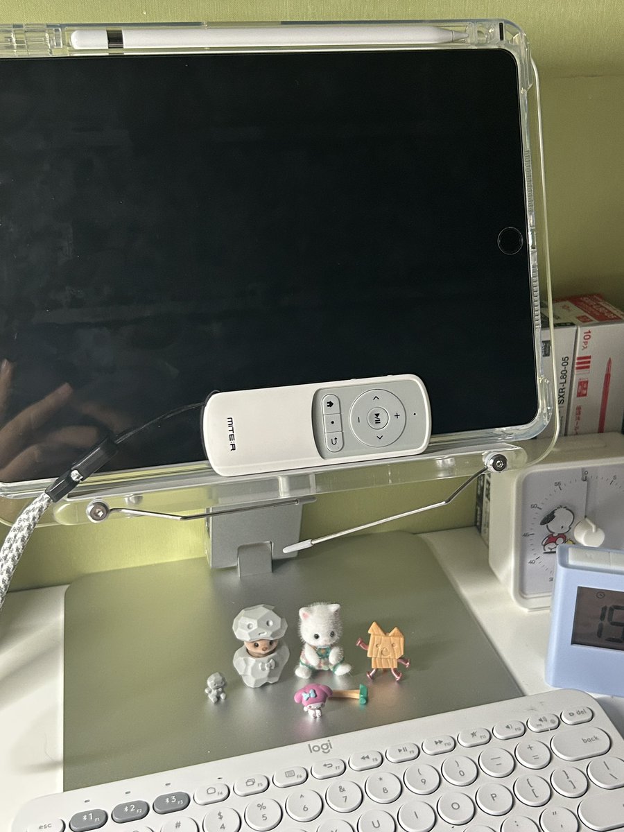 Booknyang's tweet photo. 리모컨에 대해 한말씀 올리자면..
인강듣다가 잠깐 멈추고 필기하고 다시 재생누르고 이 동작을 매번하던 사람인데.. 리얼 리모컨 사고 광명찾음..👍🏻 
리모컨을 왼손에 쥐고서 편하게 멈췄다가 뒤로 갔다가 다시 시작 눌렀다가 이게 매번 손 뻗어서 멈추고 뒤로가고 그런게 없으니🥹🤩 https://t.co/fqa2uII1Dy