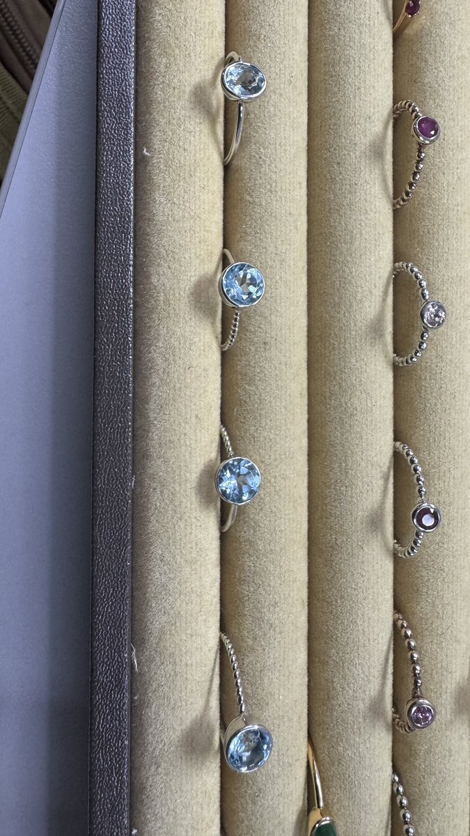 下段8000円 ブルートパーズ 上段 ルビー 1.2万 だいたい石によるけど