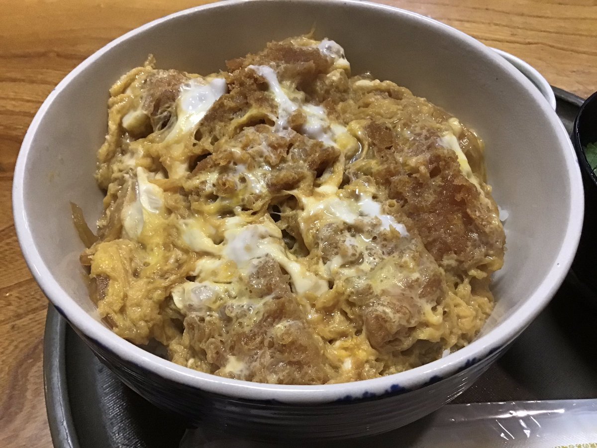 雨のウェンズデイ☔️くたびれて定時退勤して老舗洋食屋のポークソテーを食べたかったけど「空席なし」。近所のこないだも行ったカツ屋でカツ丼ぶう🐷