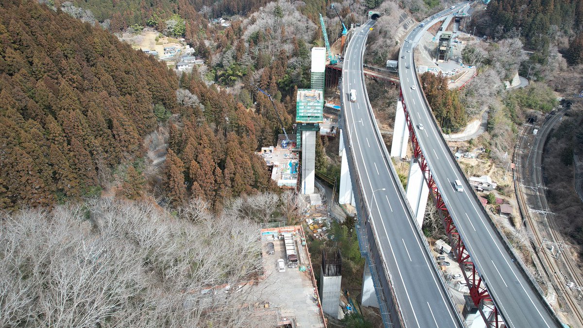 小仏渋滞対策 中央道上り線で工事中の新底沢大橋です。渋滞対策の西側
