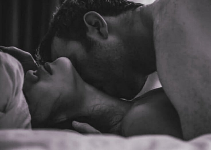 SexxxoSentido's tweet photo. Soy tu sombra devorada, 
tú mi luz que me acecha,
en este lecho de espinas donde la sangre arde espesa.
Haz de mi vientre tu lienzo, 
de mi espasmo tu victoria,
y quédate para siempre tatuado 
en mi memoria 🖤
#ApetitoTextual ©️
#SexxxoSentido ©️
#CatarsisDeUnaMusa
#TuMiSolyYoTuLuna
#EroTuits