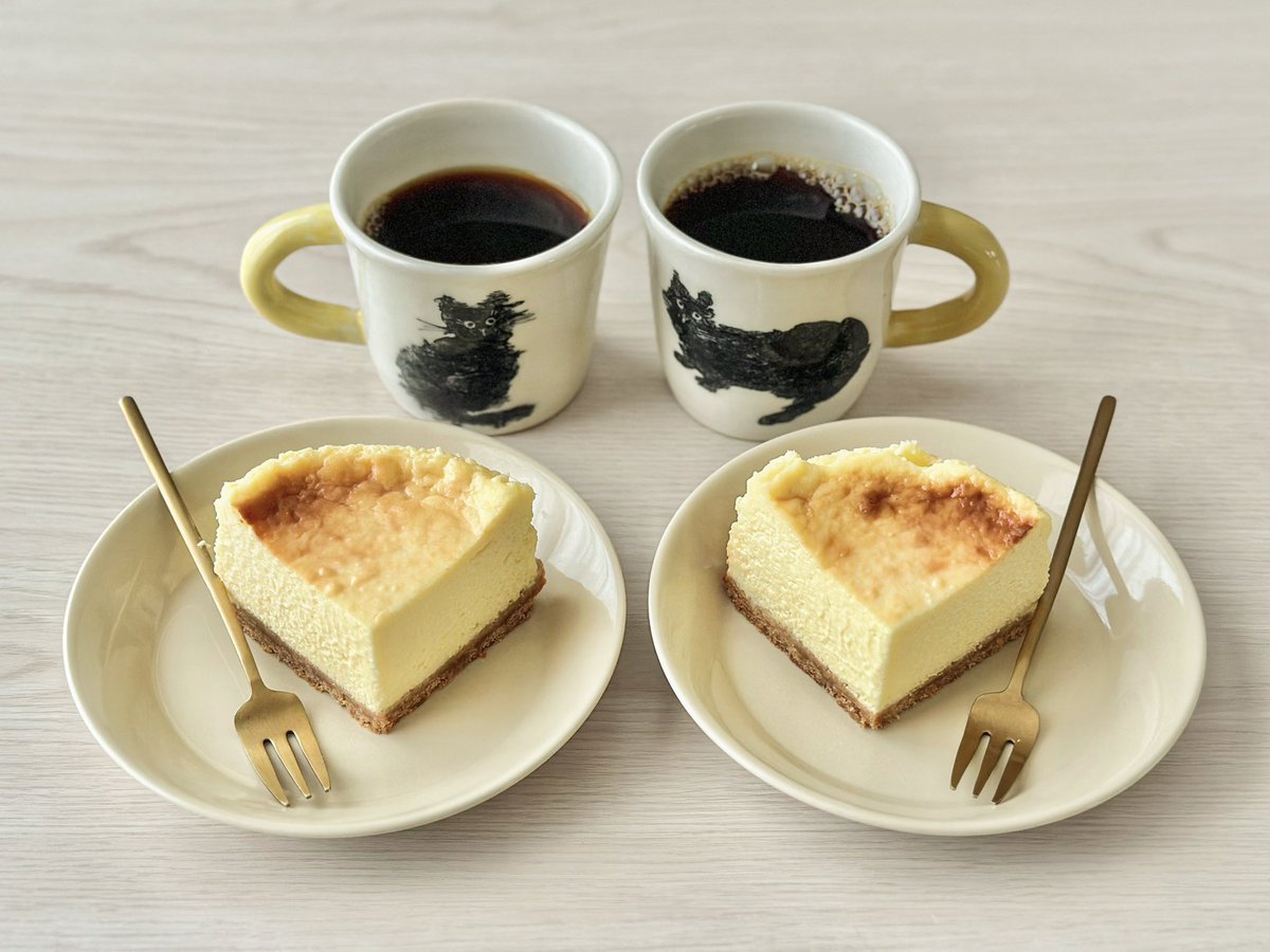 yuquharu's tweet photo. おやつ。昨夜作ったチーズケーキ。 https://t.co/ronon3iwlz