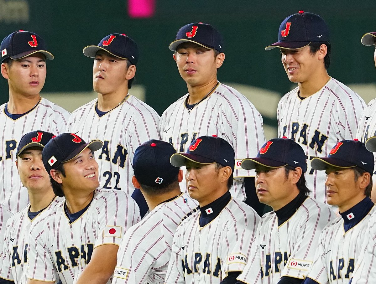 Fullcountc2's tweet photo. 【#侍ジャパン 🇯🇵】

いよいよWBCが5日に開幕！

6日に初戦を迎える侍ジャパンが東京ドームで記念撮影📷

#大谷翔平 選手は #北山亘基 投手を見てニヤニヤ😏

Photo by Yuji Arakawa https://t.co/NelNz4Mj5F