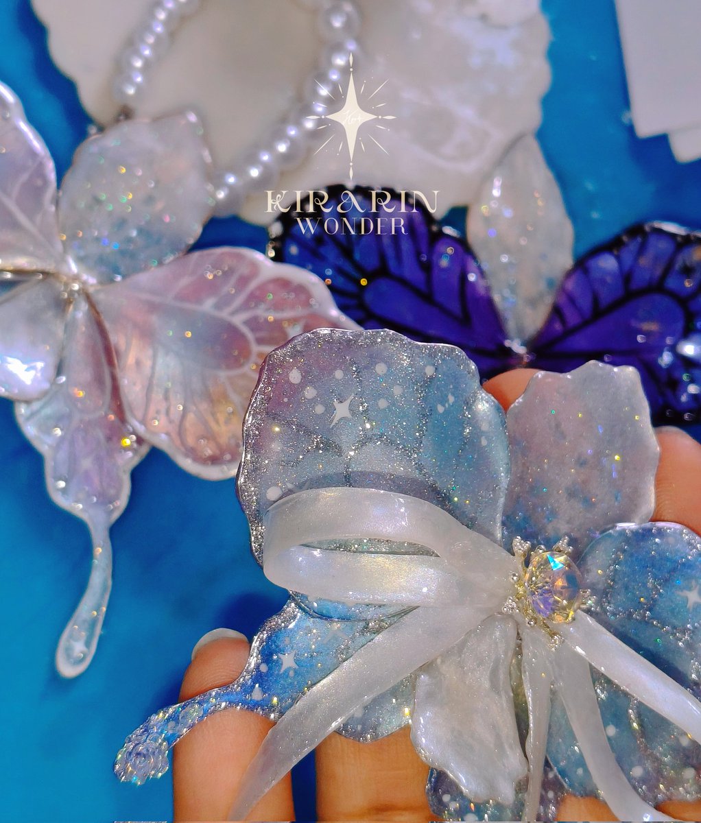 นิวคอลเลคชั่น จะบอกว่าสวยมากกกกกก
ผีเสื้อและกล้วยไม้+ริบบิ้นโบว์ 
คิระรินมา2ขนาด ทั้งคู่สามารถเป็นได้ทั้งกิ๊บและพวงกุญแจเลยค่ะ 
กำหนดลงขายงานเดือนมีนาคม
ประมาณวันที่ 8 ไม่ก็ 10 มีนาคมนี้ค่ะ
มีงานใหม่ๆมาเยอะเลย ฝากงานเดือนนี้ด้วยนะคะ🙏🏼