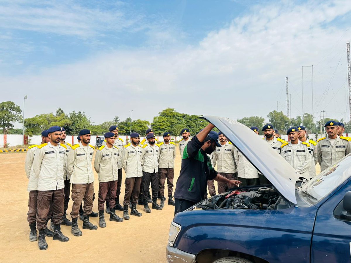 PoliceTraining6's tweet photo. بیسک ریکروٹ کورس کی ڈرائیونگ اسکلز کلاس Police Training School Rawalpindi میں منعقد کی گئی۔ اس کلاس کا مقصد زیرِ تربیت ریکروٹس کو سرکاری گاڑیوں کی محفوظ اور پیشہ ورانہ ڈرائیونگ کی عملی تربیت فراہم کرنا تھا۔

#policetrainingdirectorate  #policetraining #drivingclasses https://t.co/q4BQbH8WuD