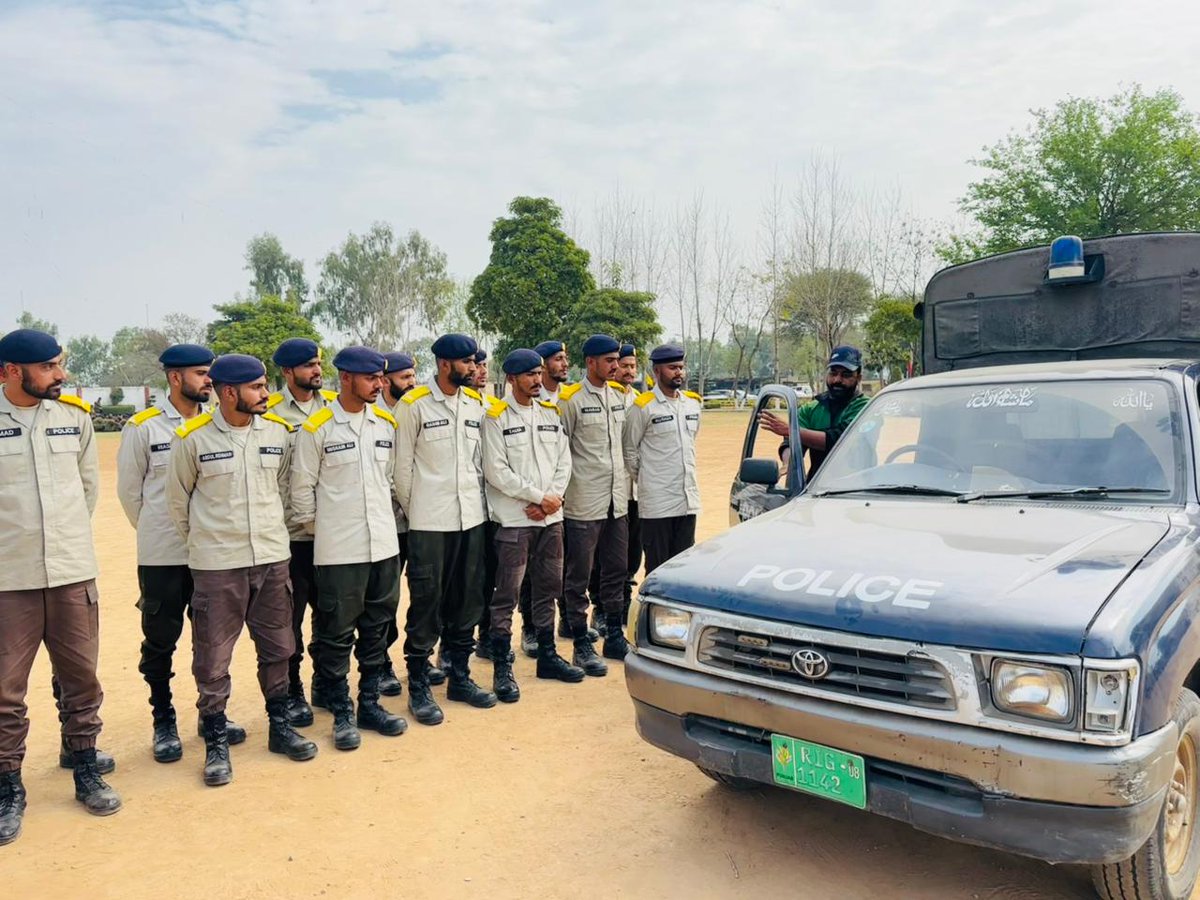PoliceTraining6's tweet photo. بیسک ریکروٹ کورس کی ڈرائیونگ اسکلز کلاس Police Training School Rawalpindi میں منعقد کی گئی۔ اس کلاس کا مقصد زیرِ تربیت ریکروٹس کو سرکاری گاڑیوں کی محفوظ اور پیشہ ورانہ ڈرائیونگ کی عملی تربیت فراہم کرنا تھا۔

#policetrainingdirectorate  #policetraining #drivingclasses https://t.co/q4BQbH8WuD