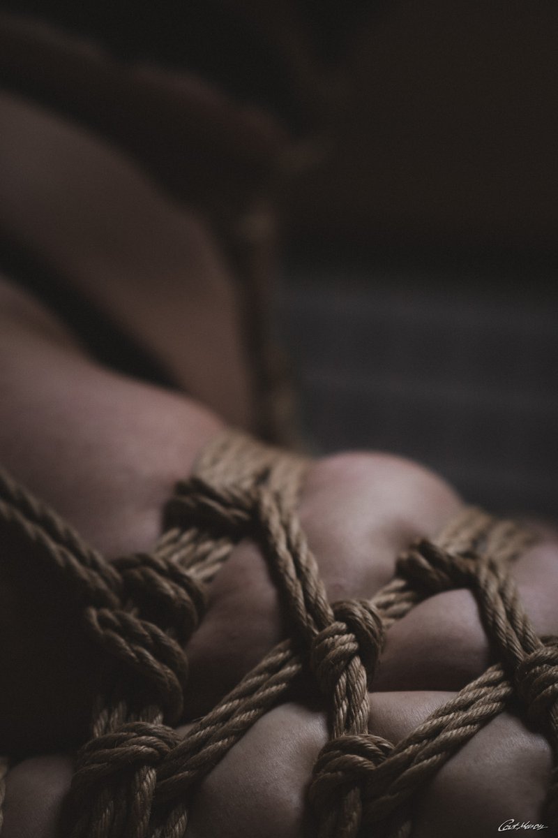 catmason_ropes's tweet photo. CloseUps from yesterday's posting :) Enjoy. 
#catmason #rigger #ropeart #ropelove #juterope #shibariart #artofshibari #kinbaku #diamondtie #diamondpattern #stuttgart #ukete #photoshoot #artwork #shibari #bondageart #bdsmart https://t.co/vNmEpHqh0U