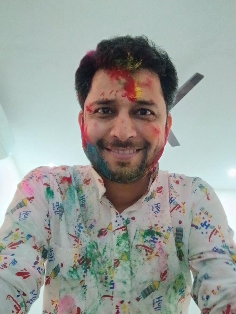 कहीं रंग, कहीं गुलाल तो कहीं अबीर की महक है
दुनिया भर के रंगों से रंगी है दुनिया,
पर तेरे चेहरे पर मेरे रंगों की दमक है.
#HappyHoli #happyholi2026