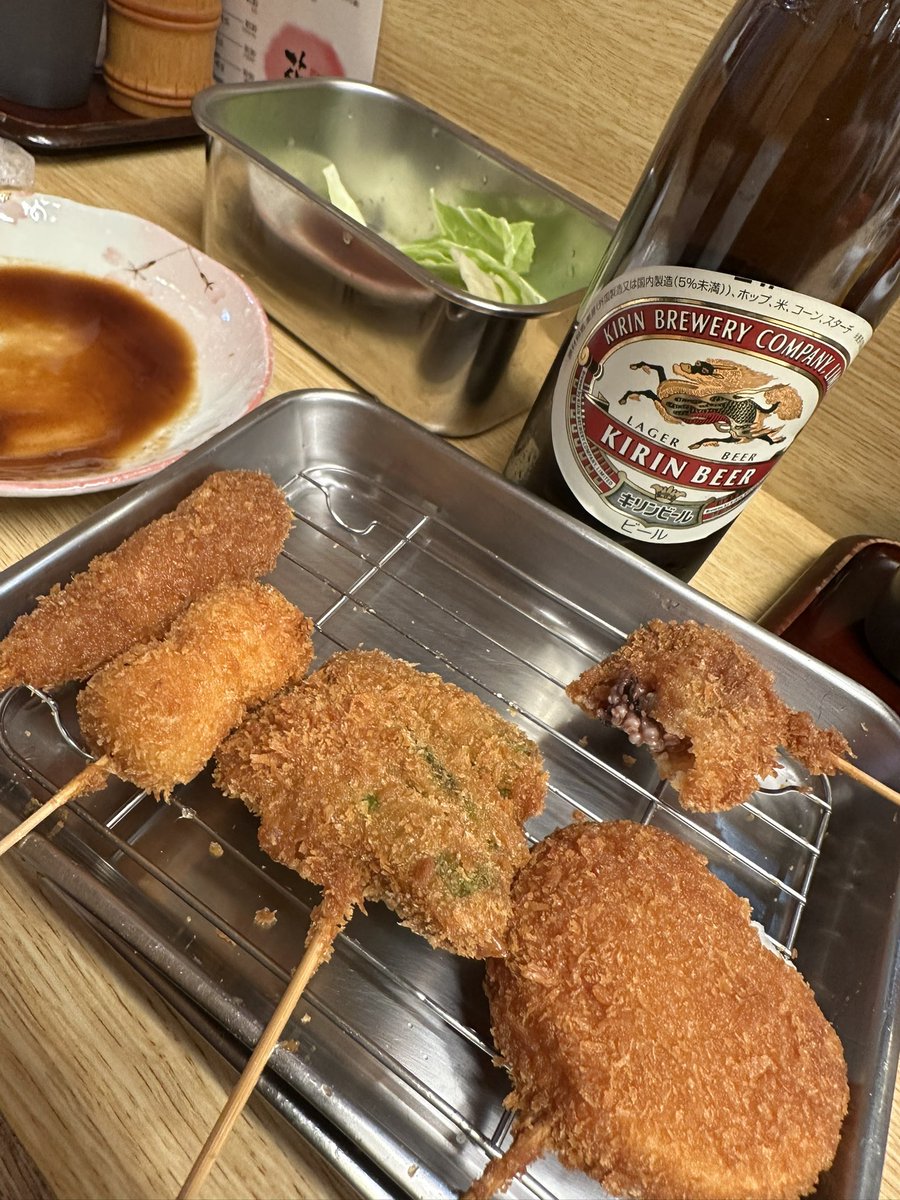 mikio4865's tweet photo. 通天閣で1人串カツ。

国際劇場、
ど���な感じなのか、興味深々。
1人でも入れるものなのか、パートナーと入った方がいいのか？？ https://t.co/hYneAVRqq1