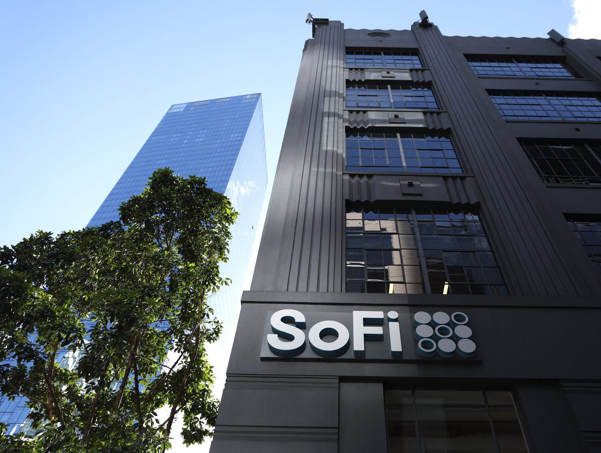AlturaHQ_'s tweet photo. $SOFI: 325M members, $45B revenue, 30% growth guided for 2026.

Trading under $19 while printing a 69.8% EBITDA growth rate.

The market’s distracted by war. Smart money’s watching the balance sheet. https://t.co/I5vStcHBNd