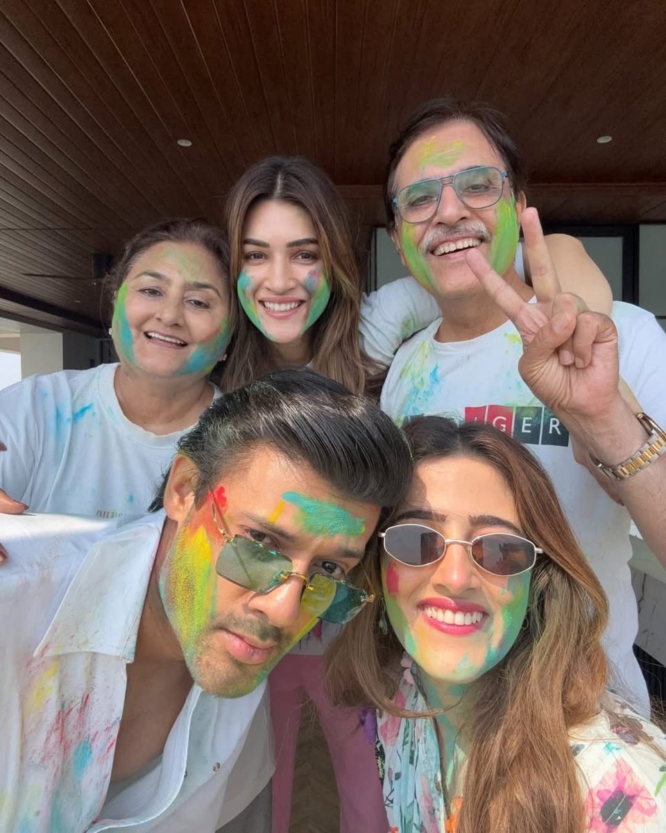 saurabhpal44's tweet photo. Kriti Sanon’s family-style “Happy Holi”! 🩷 Kriti, Nupur, and their parents were seen celebrating in vibrant colors, joined by Nupur Sanon’s husband, adding to the festive cheer! 😍📸

#KritiSanon #NupurSanon #StebinBen #Holi2026 #BollywoodHoli #FamilyGoals #TrendingNow #BollywoodLife #CelebrityStyle #happyholiwishes