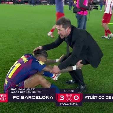 ActuFoot_'s tweet photo. 🚨 « 𝗕𝗔𝗥𝗖𝗘𝗟𝗢𝗡𝗘 𝗝𝗢𝗨𝗘 𝗕𝗥𝗜𝗟𝗟𝗔𝗠𝗠𝗘𝗡𝗧, 𝗖’𝗘𝗦𝗧 𝗨𝗡𝗘 𝗘́𝗤𝗨𝗜𝗣𝗘 𝗗𝗘 𝗛𝗔𝗨𝗧 𝗡𝗜𝗩𝗘𝗔𝗨 ! » 👏

Diego Simeone 🇦🇷 a été 𝗧𝗥𝗘̀𝗦 𝗘́𝗟𝗢𝗚𝗜𝗘𝗨𝗫 envers le FC Barcelone après la rencontre hier :

« 𝗝'𝗮𝗽𝗽𝗿𝗲́𝗰𝗶𝗲 𝗥𝗮𝗽𝗵𝗶𝗻𝗵𝗮 🇧🇷, vous savez. Joueur fantastique, 𝗣𝗲𝗱𝗿𝗶 🇪🇸 𝗲𝘁 𝗹𝘂𝗶 𝘀𝗼𝗻𝘁 𝘁𝗼𝘂𝘁 𝘀𝗶𝗺𝗽𝗹𝗲𝗺𝗲𝗻𝘁 𝗶𝗻𝗰𝗿𝗼𝘆𝗮𝗯𝗹𝗲𝘀 !

J’ai dit à Hansi Flick 🇩🇪 que Barcelone joue brillamment… je lui ai aussi dit que 𝗷’𝗲𝘀𝗽𝗲́𝗿𝗮𝗶𝘀 𝗾𝘂𝗲 𝗻𝗼𝘂𝘀 𝗻𝗼𝘂𝘀 𝗿𝗲𝗻𝗰𝗼𝗻𝘁𝗿𝗲𝗿𝗶𝗼𝗻𝘀 𝗲𝗻 𝗾𝘂𝗮𝗿𝘁 𝗱𝗲 𝗳𝗶𝗻𝗮𝗹𝗲 𝗱𝗲 𝗹𝗮 𝗟𝗶𝗴𝘂𝗲 𝗱𝗲𝘀 𝗰𝗵𝗮𝗺𝗽𝗶𝗼𝗻𝘀. 👀 »

🎙️ conf. de presse